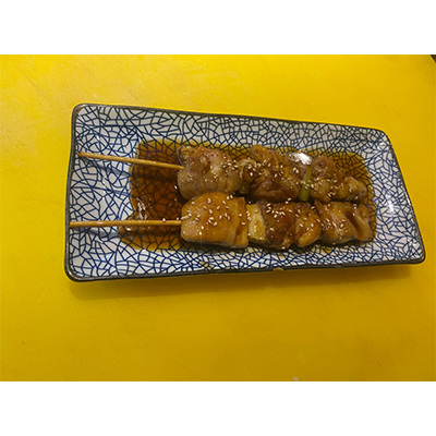 Yakitori brocheta de pollo