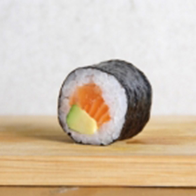 Maki salmón con aguacate