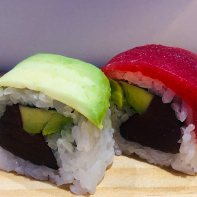 Roll de atún y aguacate