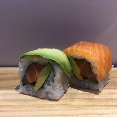 Roll de salmón y aguacate