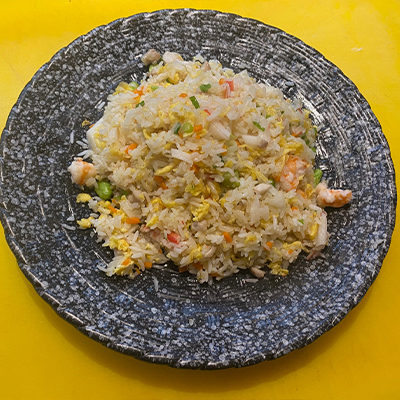 Arroz frito con marisco y pollo